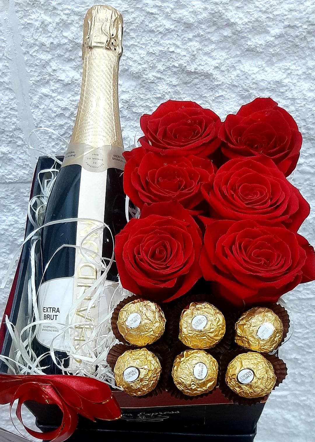 Envio y venta de flores ,rosas, plantas,arreglos florales ,regalos y desayunos a domicilio con delivery gratis en la Ciudad Autonoma de Buenos Aires y con costo de env�o en localidades del Gran Buenos Aires asi como delivery de flores y plantas a trav�s de florerias asociadas en todas las provincias de la Argentina, Buenos Aires, la Pampa, Tucuman, La Rioja, R�o Negro, Entre Rios, Corrientes, Misiones, Neuquen, Chubut, Tierra del Fuego, Santa Cruz, San Luis, Mendoza, Cordoba, Jujuy, Formosa, Santiago del Estero, Salta, Chaco, Catamarca ,San Juan, y ademas realizamos el delivery de flores ,coronas,palmas , plantas y regalos a todas las ciudades de Argentina, Mar del Plata, C�rdoba, Buenos Aires, con cargo en Santa Rosa, La Plata, Bella Vista, Neuquen, Pilar, Paran�, Posadas, Resistencia, Cipolleti y mas de 300 ciudades y localidades en todo el territorio de nuestro pa�s, asi como tambien tenemos la posibilidad de enviar flores a casi todo el mundo en cuestion de horas